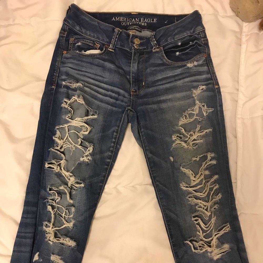 American eagle ripped cropped jeans.